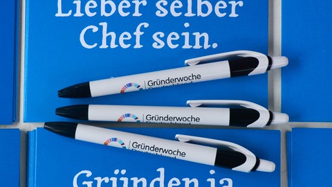 Werbeartikel bei der Gründerwoche mit dem Thema Selbstständigkeit. Durch Gründung eines Unternehmens ergeben sich Pflichten, aber auch Freiheiten.