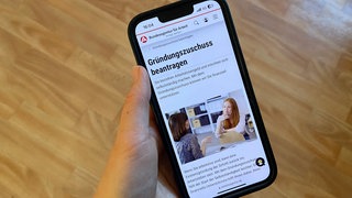 Ein Smartphone zeigt die Homepage der Bundesagentur für Arbeit zum Thema Gründungszuschuss. In Heilbronn erwartet man in den kommenden Jahren mehr Existenzgründungen, also arbeitslose Menschen, die sich selbstständigk machen.