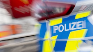 Die Rückansicht eines Polizeiautos (Symbolbild). Unfallserie: Nach der Sperrung des Schemelsbergtunnels in Weinsberg hat es bereits mehrmals gekracht.