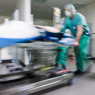 Ein Patient wird in den OP-Saal gebracht (Symbolbild). Nach der Absage des Ärztestreiks sollen in den Kliniken in Heilbronn und Crailsheim Operationen wie geplant stattfinden. 