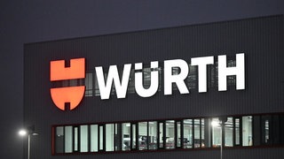 Das Logo des Handeslkonzerns Würth, aufgenommen an einem Gebäude am Stammsitz in Küzelsau. Die Würth-Gruppe schließt das Geschäftsjahr 2024 mit einem Umsatz von 20,2 Milliarden Euro ab.