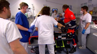 Notaufnahme im Katharinenhospital Stuttgart mit mehreren Menschen und einer Liege