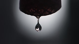 Letzter Wassertropfen aus einem Schlauch wegen eines Blackouts, Stromausfalls.