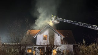 Nach einem Feuer in einem Wohnhaus in Obersontheim ist das Haus unbewohnbar. Die Bewohner konnten sich retten.