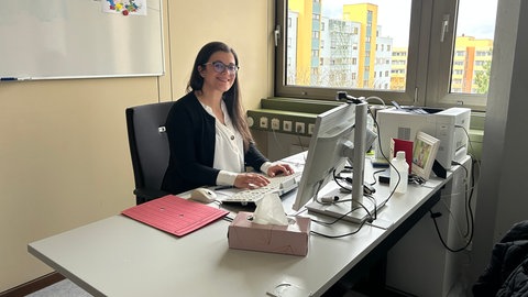 Vermittlungskraft Patrizia Tortora von der Agentur für Arbeit Heilbronn sitzt am Schreibtisch vor ihrem Computer. Sie und ihr Team beraten Menschen, die arbeitslos sind und sich selbstständig machen wollen, zum Gründungszuschuss.