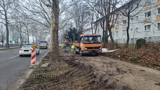 Bauarbeiten am Gehweg neben der B27 in Heilbronn.