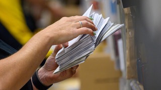 Die nassen Briefe, die in Weinsberg (Kreis Heilbronn) in einer Mülltonne entdeckt wurden, können nun zugestellt werden. 