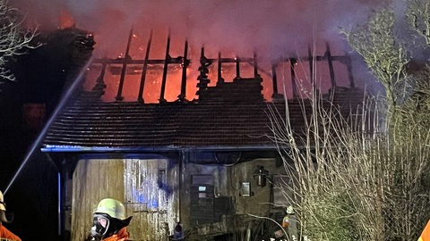 Auf einem Urlaubs-Reiterhof in Igersheim brennt eine Scheune. Das Feuer ist am frühen Freitagmorgen ausgebrochen.