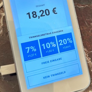 Auf dem Display eines Kartenlesegerätes werden Optionen für Trinkgeld angezeigt. Im Netz gibt es dazu viele Diskussionen. 