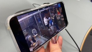 Ein Video auf einem Handy zeigt die Gewaltszenen in einem Imbiss auf dem Heilbronner Marktplatz: Darin gehen Männer aus der Drogenszene aufeinander los.