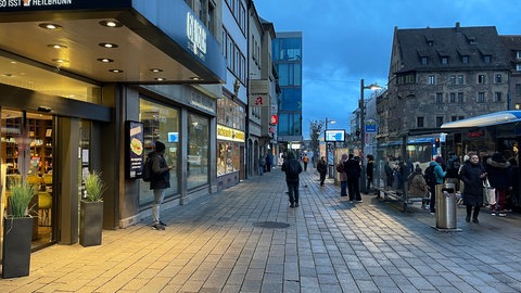 Die Kaiserstraße am Heilbronner Marktplatz: Hier - vor dem türkischen Imbiss - gingen die Männer aus der Drogenszene aufeinander los.