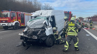 Rettungskräfte der Neckarsulmer Feuerwehr räumen die Unfallstelle auf der A6 rund um das Weinsberger Kreuz