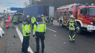 Rund um das Weinsbegrer Kreuz auf der A6 hat es gerkracht. Rettungskräfte räumen die Unfallstelle.