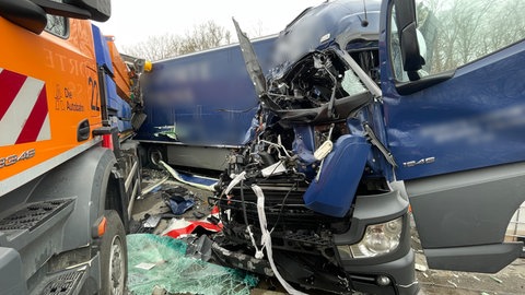 Unfall A81: Ein Lkw krachte in ein Fahrzeug der Straßenmeisterei