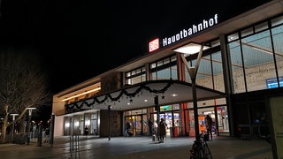  Hauptbahnhof Heilbronn in der Nacht (Symbolbild). Hier strandeten die VfB-Fans und liefen über die Gleise. Mit einer Strafe müssen sie laut Bundespolizei nicht rechnen.