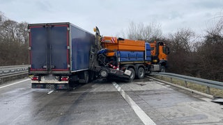 Unfall auf der A81 zwischen dem Weinsberger Kreuz und der Anschlussstelle Neuenstadt am Kocher: Ein Lkw ist mit einem Fahrzeug der Straßenmeisterei kollidiert.