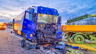Bei einem Unfall mit zwei Lkw auf der A81 Richtung Würzburg bei Widdern wurden mindestens drei Menschen schwer verletzt, darunter auch ein Mitarbeiter der Straßenmeisterei.