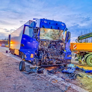 Bei einem Unfall mit zwei Lkw auf der A81 Richtung Würzburg bei Widdern wurden mindestens drei Menschen schwer verletzt, darunter auch ein Mitarbeiter der Straßenmeisterei.
