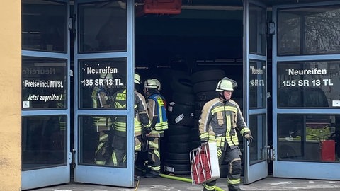 Bei einem Brand in einem Neckarsulmer Reifenhandel wurden zwei Menschen verletzt. Das Feuer war in einem Kellerraum ausgebrochen. Die Werkstatt und das Wohnhaus mussten anschließend gelüftet werden. 
