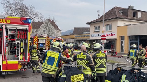 Feuer in einem Neckarsulmer Reifenlager: Den Verletzten geht es nach Angaben des Betriebes wieder gut,