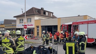 Nach einem Feuer in einem Neckarsulmer Reifenlager geht es den Verletzten nach Angaben des Betriebes wieder gut. 
