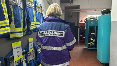 Notfallseelsorgerin Ute Karle steht in der Feuerwehrwache Künzelsau. Die Notfallseelsorge im Hohenlohekreis hilft Einsatzkräften und Bevölkerung, belastende Erlebnisse zu verarbeiten.