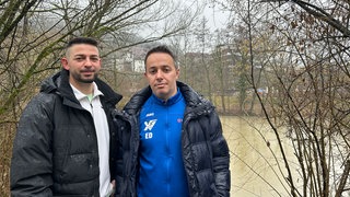 Ejmad (r.) und Kastriot Demaku stehen vor dem Kocher in Künzelsau. Die Brüder haben eine 93-jährige Frau aus dem Fluss gerettet.
