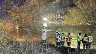Rettungseinsatz in Dörzbach: Eine Autofahrerin ist von schneeglatter Straße abgekommen und in die Jagst gestürzt. Sie wurde tot geborgen, das Auto wurde nicht gefunden. 