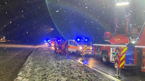 Rettungseinsatz in Dörzbach: Auf schneeglatter Straße verunglückte eine Frau und stürzte mit ihrem Auto in die Jagst. Sie wurde tot geborgen. 