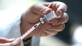 Ein Mann zieht eine Spritze mit Botox auf. Drei Menschen wurden in Neckarsulm festgenommen, weil sie illegale Behandlungen angeboten haben.