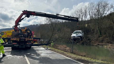 Rund zwei Wochen nach einem tödlichen Unfall bei Dörzbach (Hohenlohekreis) konnte das Unfallauto aus der Jagst geborgen werden.