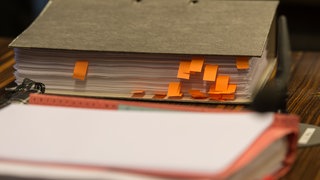 Anträge stapeln sich in einem Ordner. (Symbolbild)