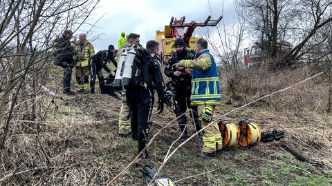 Besprechung der Einsatzkräfte vor dem Tauchgang