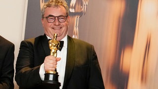 Gerd Nefzer aus Schwäbisch Hall mit seinem Oscar in der Hand. Das ist schon sein dritter Filmpreis.