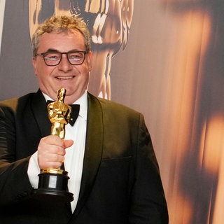 Gerd Nefzer aus Schwäbisch Hall mit seinem Oscar in der Hand. Das ist schon sein dritter Filmpreis.