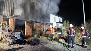 Bei einem Scheunenbrand in Crailsheim sind mehrere Tiere gestorben. 
