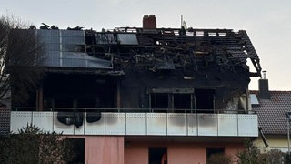 In der Nacht auf Sonntag hat in Dörzbach ein Einfamilienhaus gebrannt, zwei Menschen wurden bei dem Brand verletzt.