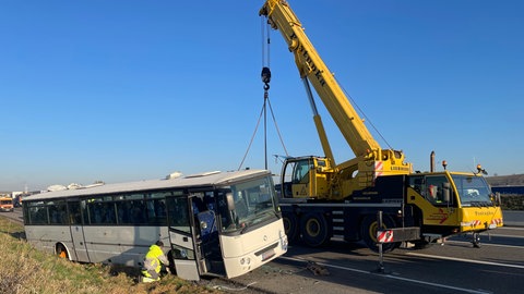 Ein Lkw ist bei Erlenbach (Kreis Heilbronn) auf der A6 Richtung Nürnberg in einen Reisebus auf dem Standstreifen gefahren. Durch die Bergung kommt es am Vormittag zu Behinderungen.