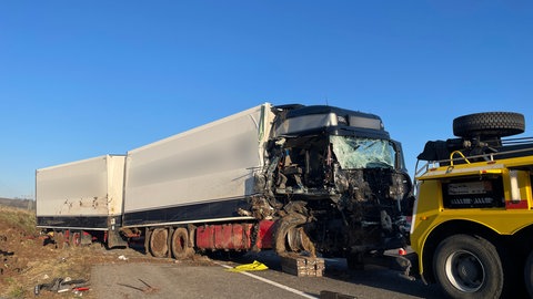 Ein Lkw ist bei Erlenbach (Kreis Heilbronn) auf der A6 Richtung Nürnberg in einen Reisebus auf dem Standstreifen gefahren. Durch die Bergung kommt es am Vormittag zu Behinderungen.