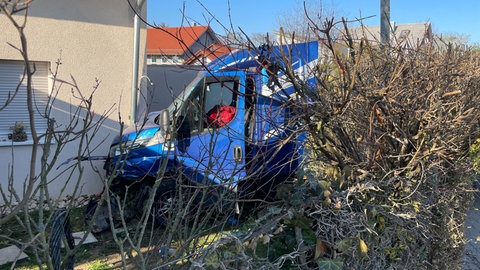 Ein betrunkener Lkw-Fahrer ist in Ilsfeld gegen eine Hauswand gefahren. 