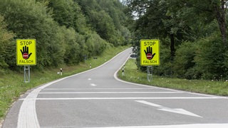 Durch die Kombination aus einer Rüttelmarkierung und einer Falschfahrerwarntafel sollen falsch fahrende Verkehrsteilnehmer auf ihr Fehlverhalten aufmerksam gemacht werden.