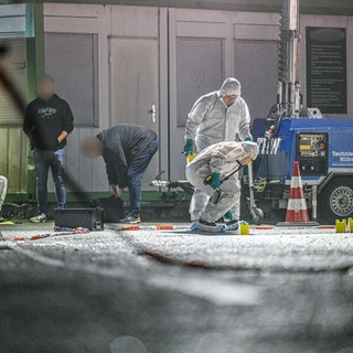 Beamte der Spurensicherung sind mit Tatortarbeiten beschäftigt. Ein Lkw-Fahrer ist bei einem Streit auf einem Parkplatz in Oberrot getötet worden. Jetzt wurde Anklage gegen zwei Männer erhoben (Archivbild)