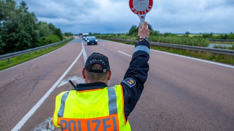 Die Polizei kontrolliert Verkehrsteilnehmer auf der Autobahn (Symbolbild). Bei einer aktuellen Kontrolle auf der A6 wurden wieder etliche Verstöße festgestellt. 