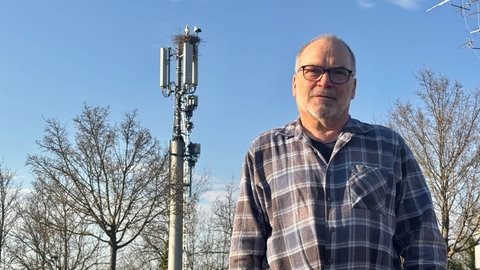 Andreas Burrer ist direkter Nachbar des Storchenpaars in Cleebronn. Im Hintergrund der Mast mit dem Brutplatz der Vögel.