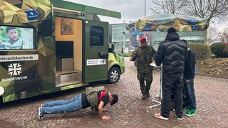 Bundeswehr auf Berufsmesse in Heilbronn: Die Bundeswehr ist als Arbeitgeber für immer mehr junge Menschen eine echte Option. Viele lockt die Vielfalt des Berufs Soldat.