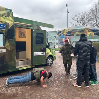 Bundeswehr auf Berufsmesse in Heilbronn: Die Bundeswehr ist als Arbeitgeber für immer mehr junge Menschen eine echte Option. Viele lockt die Vielfalt des Berufs Soldat.