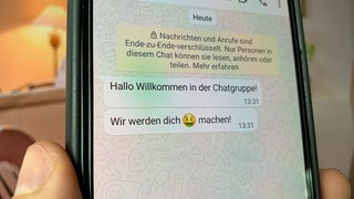 Polizei warnt Smartphone WhatsApp Nachricht Welle mit Online Betrugsfällen mit Trading Versuch Symbolbild