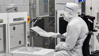 Ein imec-Mitarbeiter sitzt in einem Forschungszentrum für Mikroelektronik. (Archivbild)