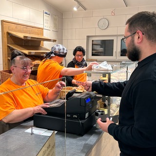 Nach einem Großbrand im Herbst 2023 eröffnet am Dienstag wieder die Bäckerei Hörtling in Bad Friedrichshall. 