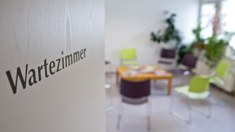 "Wartezimmer" ist auf der Tür eines leeren Wartezimmers in einer Arztpraxis zu lesen. Manche Patienten erscheinen trotz Termin einfach nicht.